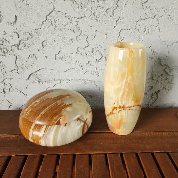 Elegant Natural Onyx Stone Vase 7.3” Polished Multicolor Cream & Amber Veins - Picture 7 of 7